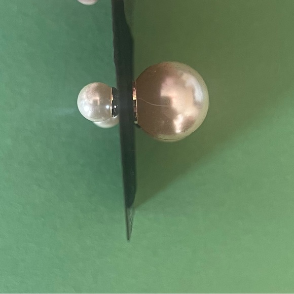 Sedgwick faux pearl earrings with pearls on both sides - Picture 2 of 3